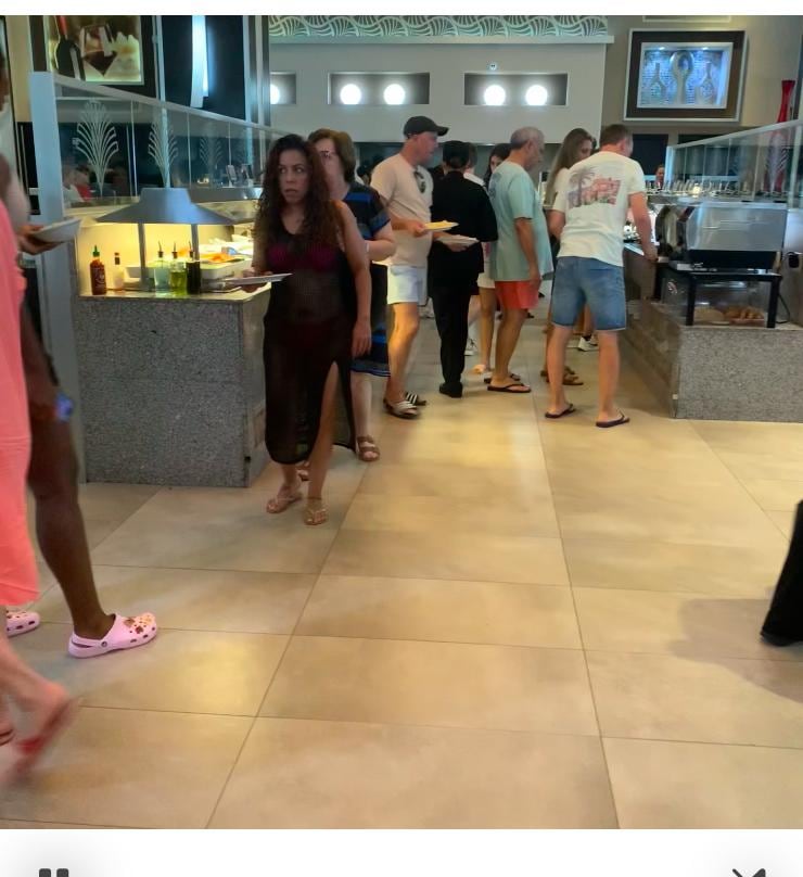 Durante café uma multidão se acotovelando