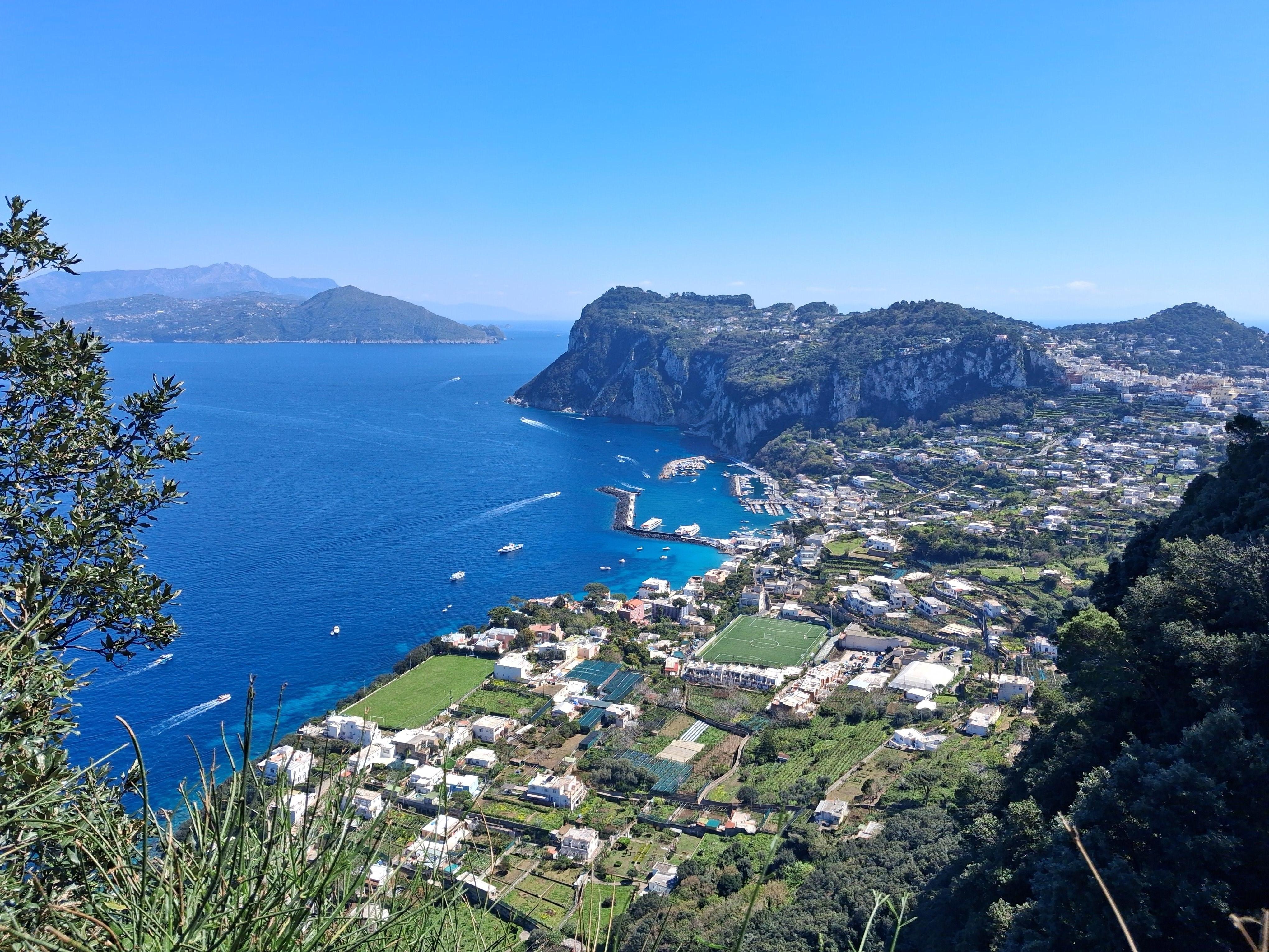 Der Hafen in Capri beim Abstieg zu sehen von Anacapri aus