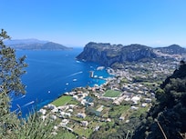 Der Hafen in Capri beim Abstieg zu sehen von Anacapri aus