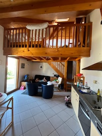 Partie salon avec mezzanine lit double (on ne voit pas la partie droite fermée avec les lits superposes