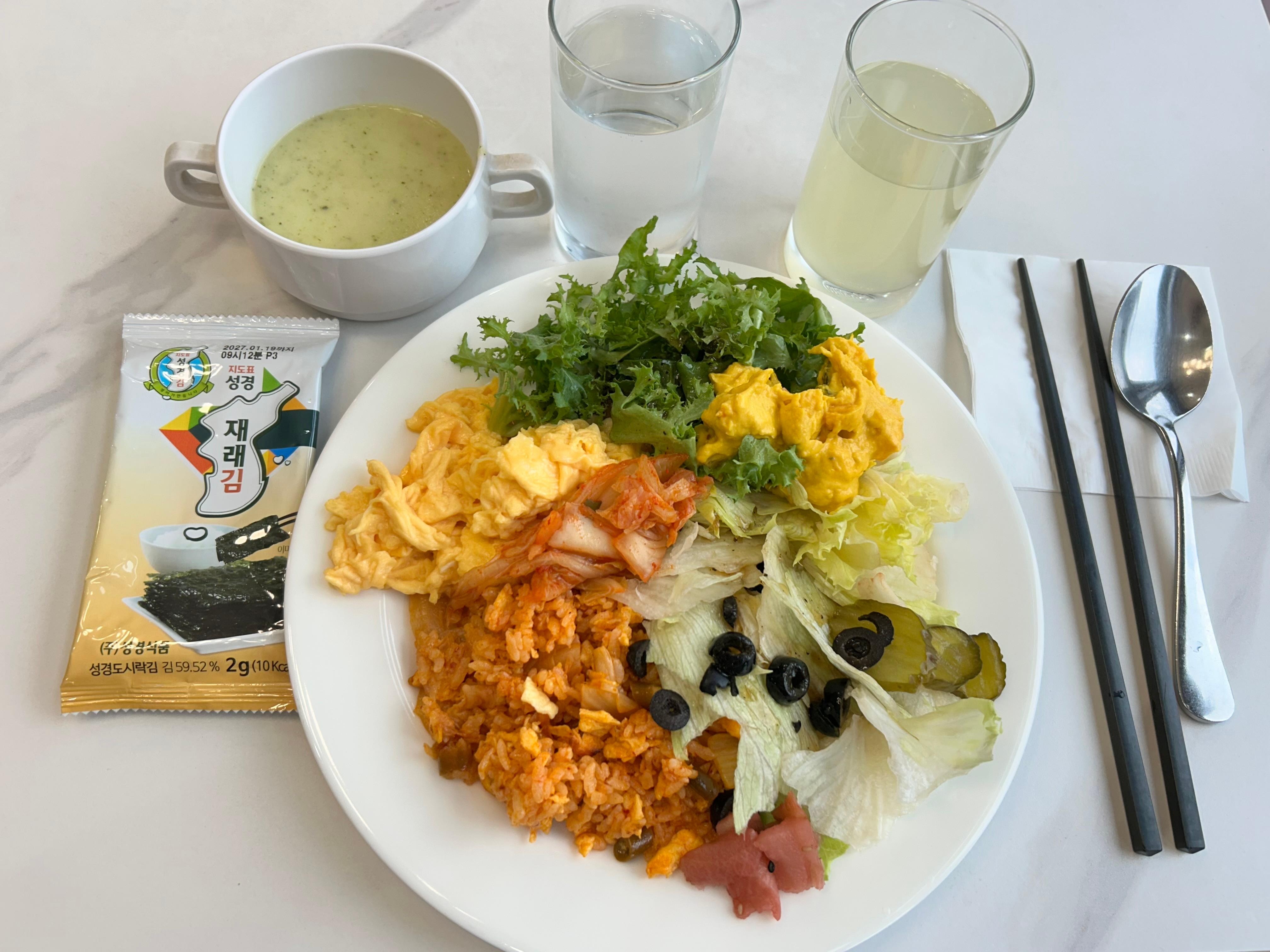 朝からキムチチャーハン、スクランブルエッグ、カボチャサラダ大変おいしかったです！