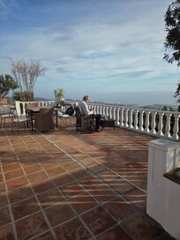 Een prachtig ruim balkon met schitterend uitzicht.