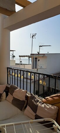 Terrasse tres agreable avec vu sur la mer.