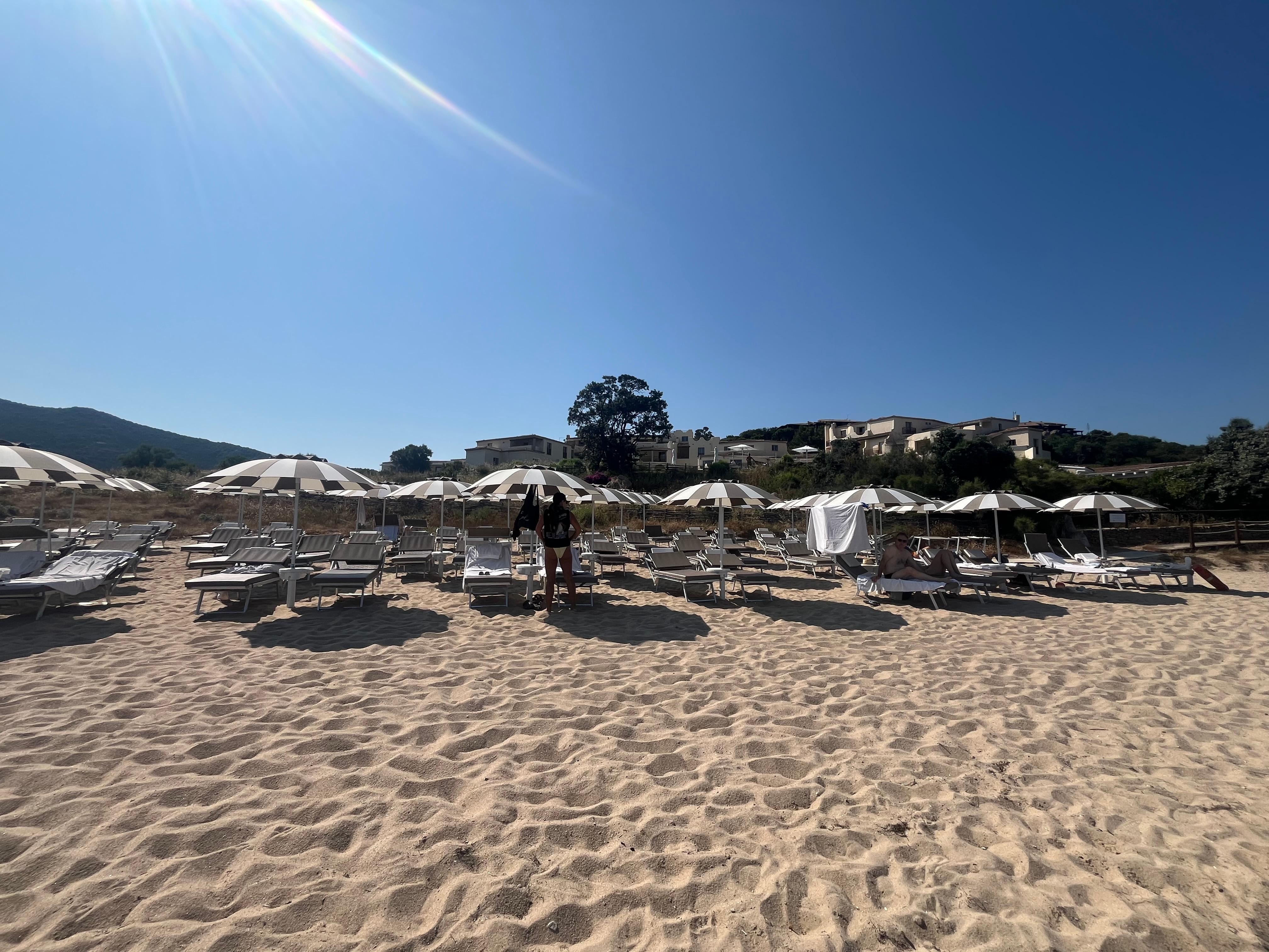 Private beach w/loungers