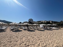 Private beach w/loungers