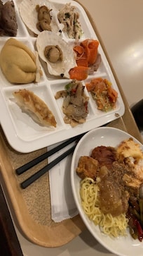 夕飯のバイキング
。好きなものを取っていたら色々が茶色に。外国の方々はカニと甘エビとローストビーフに夢中だったかな