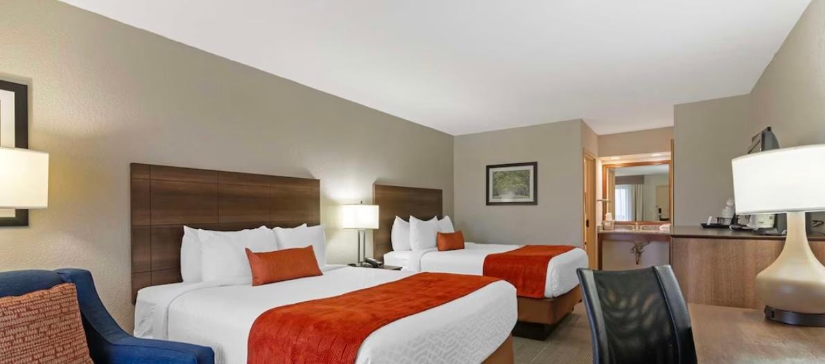 We had 2 queen beds. Plenty of lighting options 