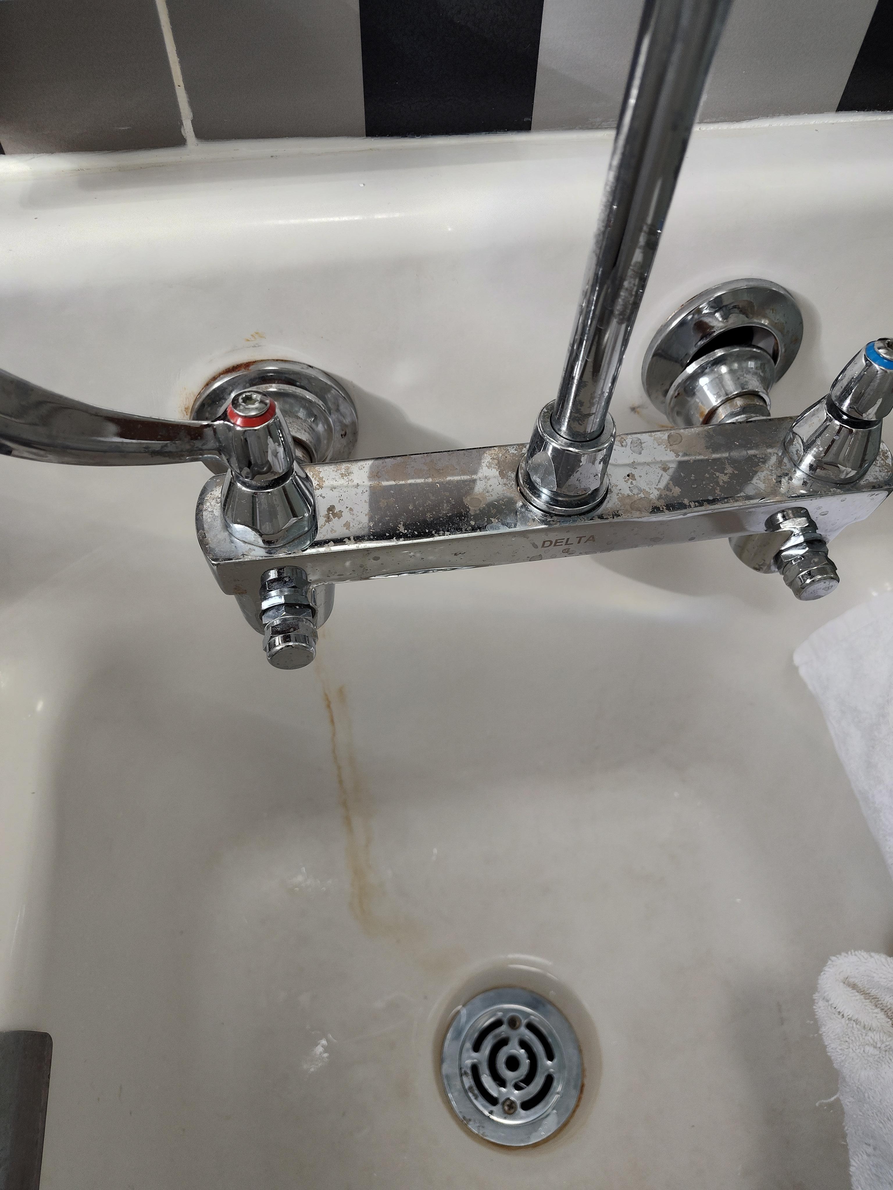 Broken faucet. Watch out for high flow splash. 