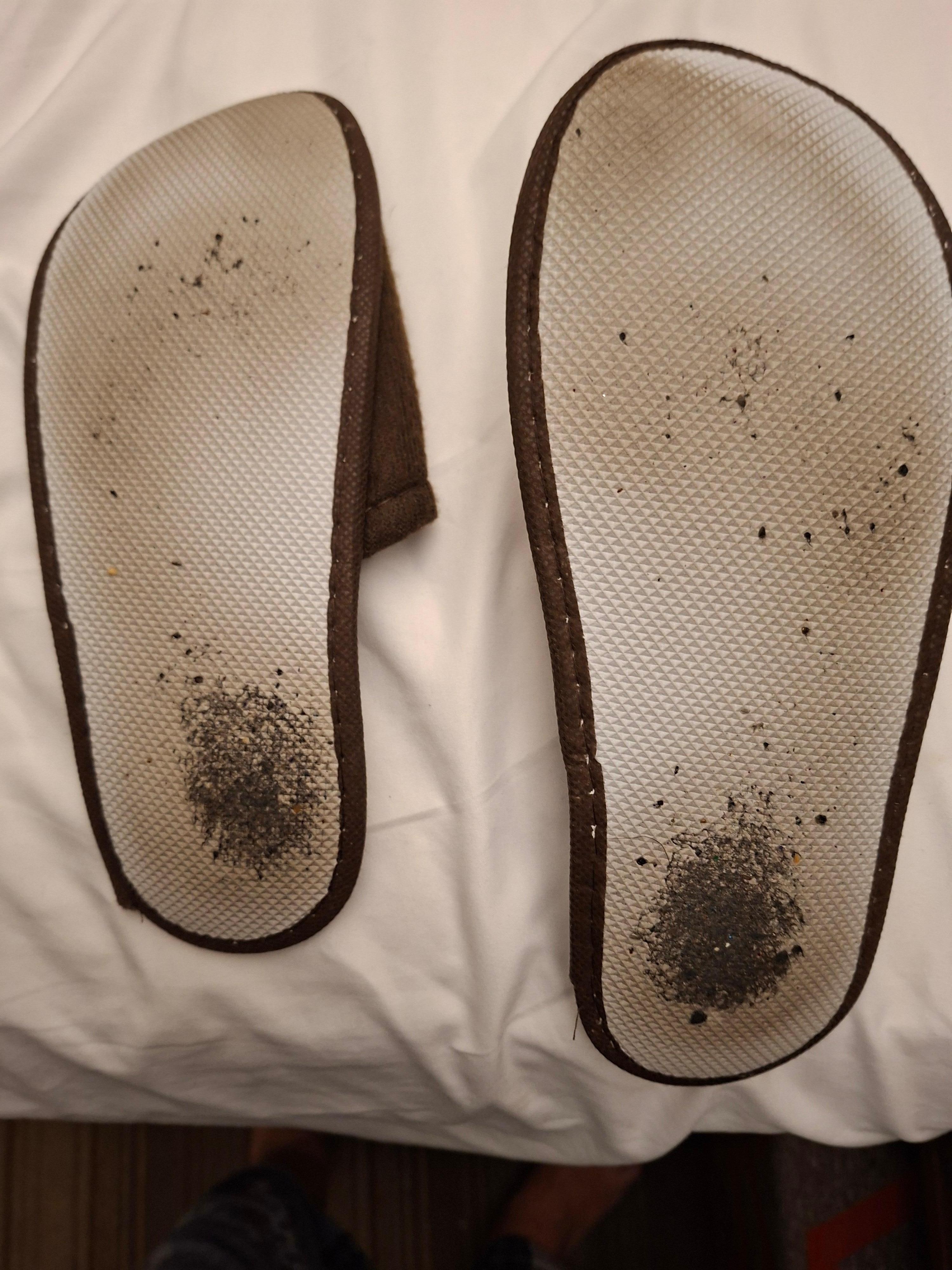 Chaussons neufs : après 15 jours sur la moquette de la chambre