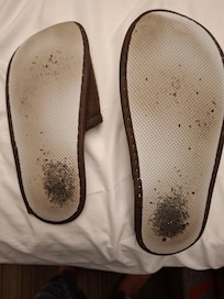 Chaussons neufs : après 15 jours sur la moquette de la chambre