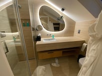 Upstairs 2nd bedroom bathroom w/ shower. Nice products.