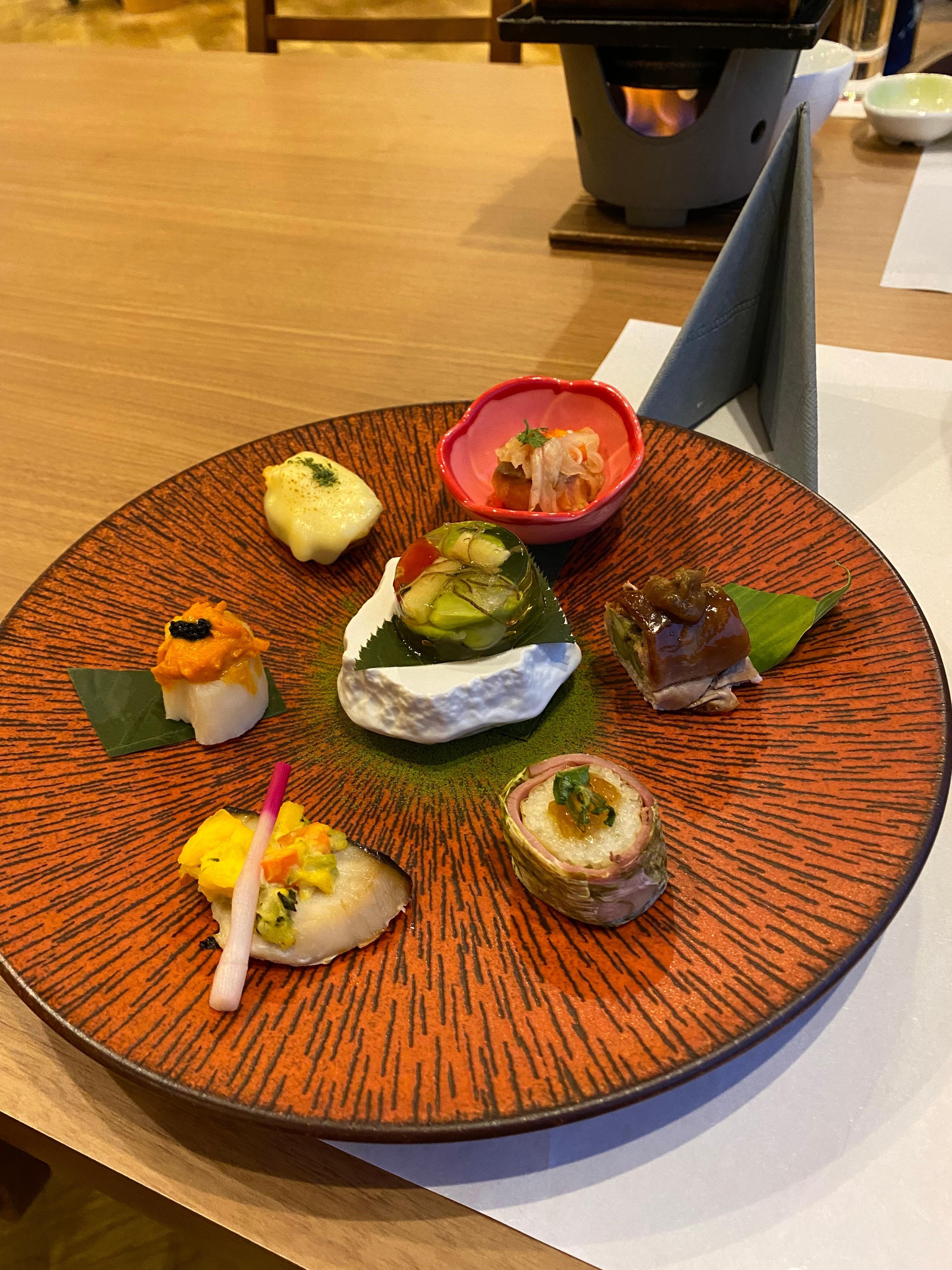 口取りというのか、前菜みたいなものですが、美味しくてその後のメインも美味しかった。