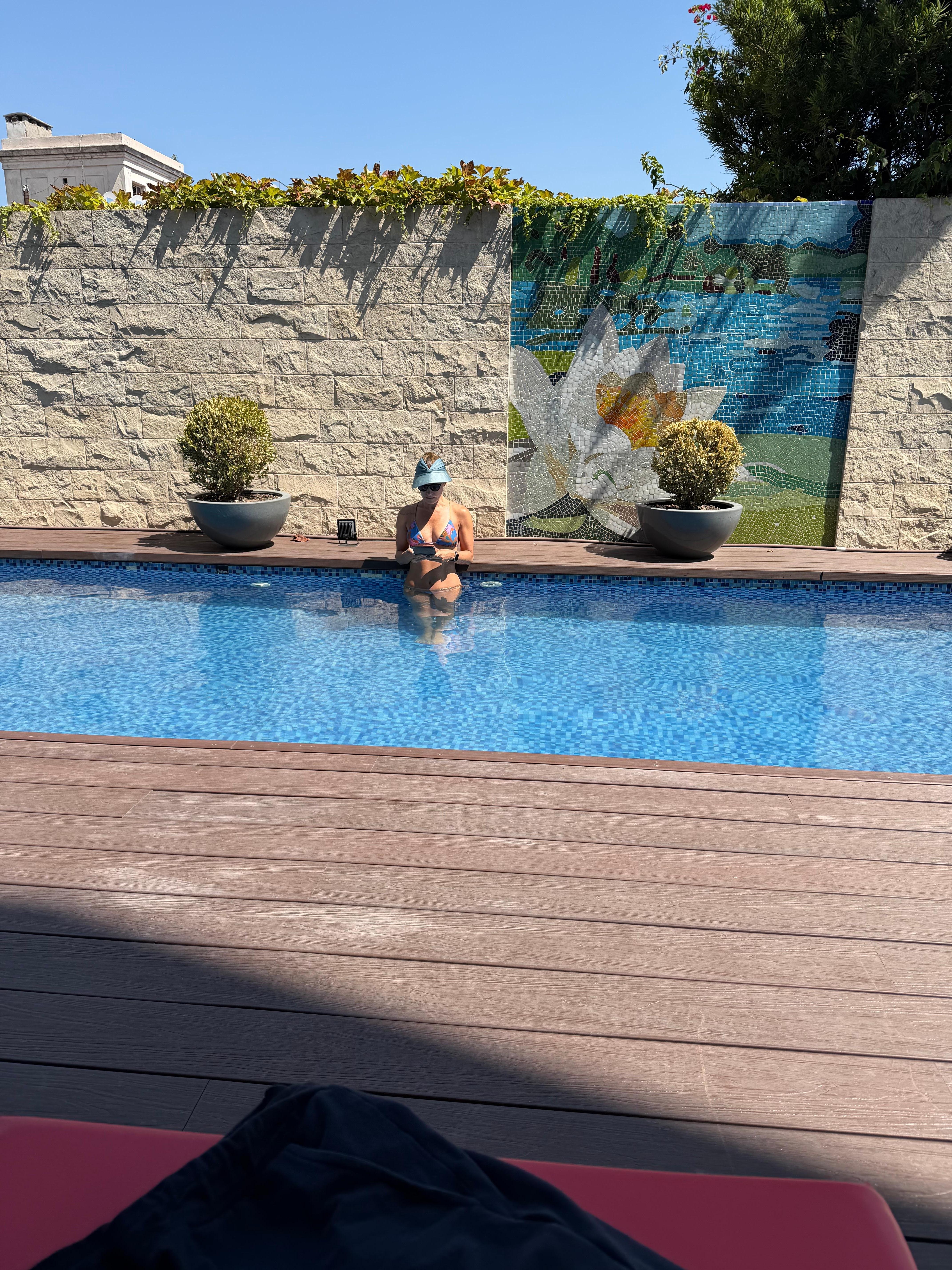 Piscina em uma área pequena no médio do edifício. Mas indevassada. 