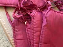 Durchgesessene, ausgerissene und fleckige Stuhlkissen