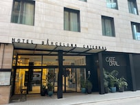 Reception, Cathedral Square to the right, kissing wall to the left.