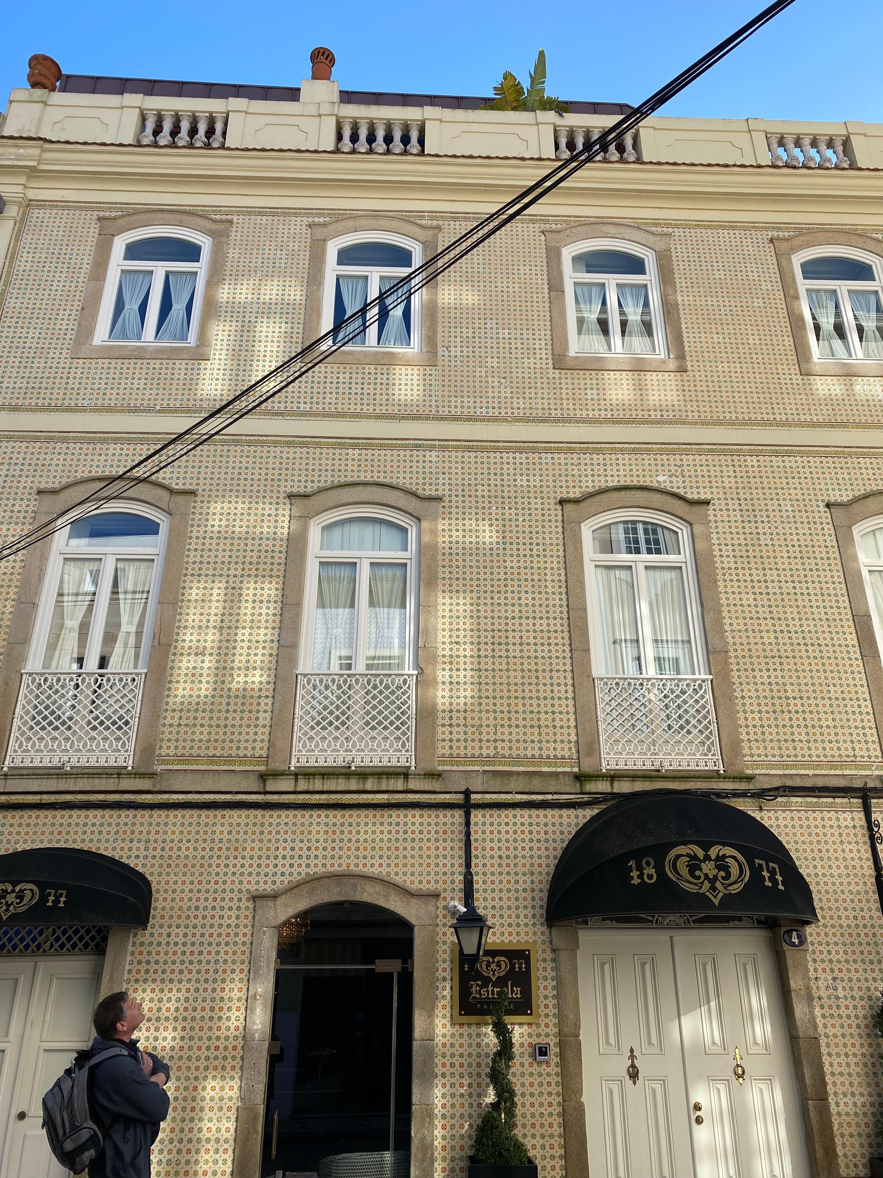 Charmant petit hôtel sur une rue tranquille 