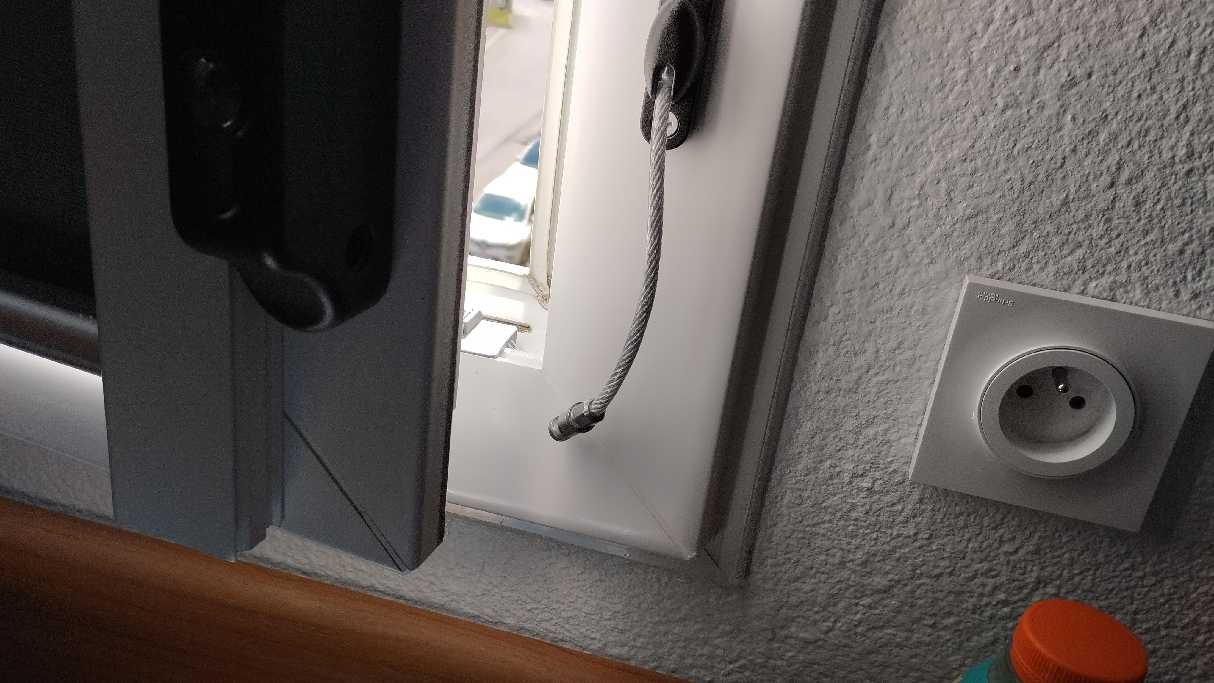 Window. Safety catch broken