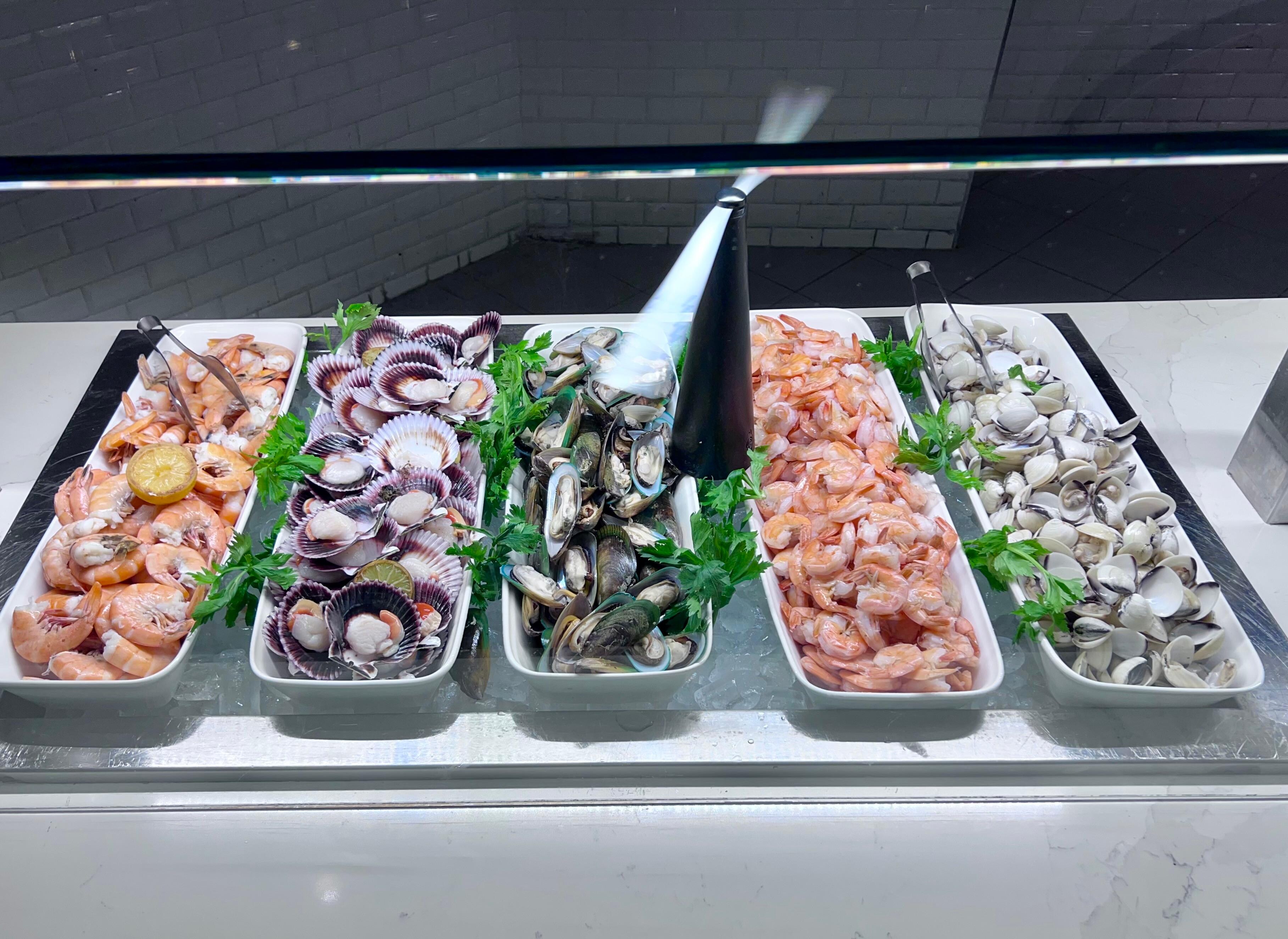 Mariscos varios en el bufé. 