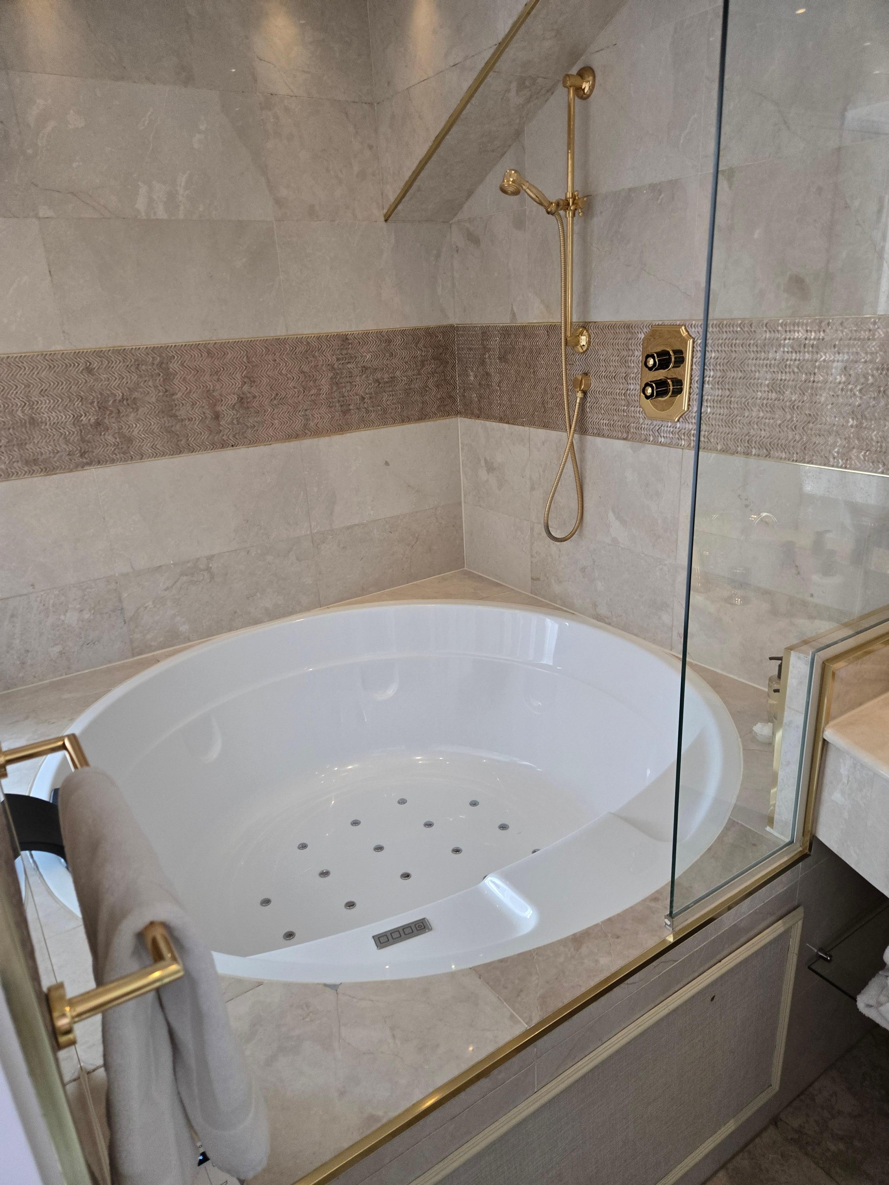 Gigantic and self-filling hot tub, at a good temperature!!