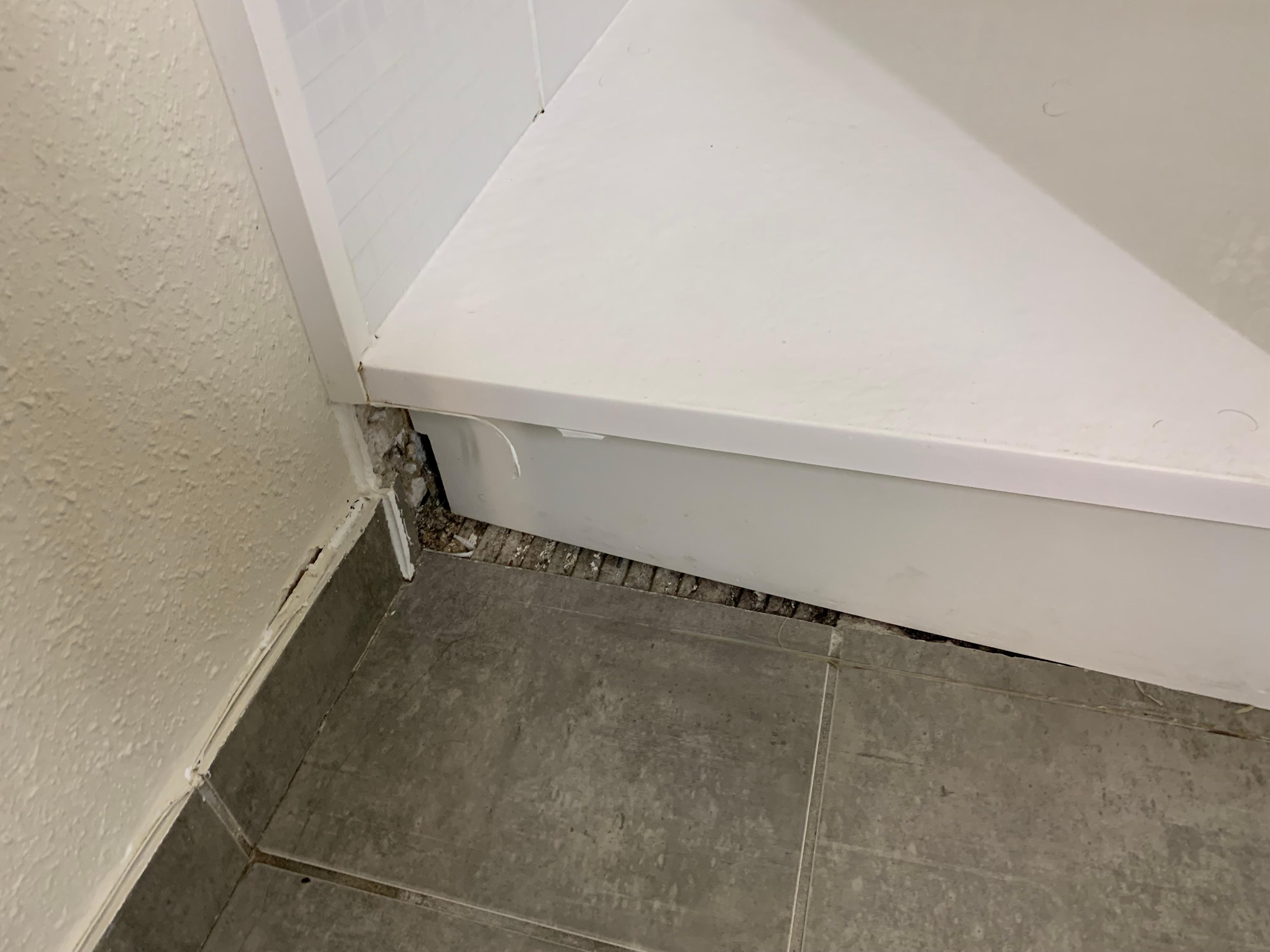 La barre de seuil de la douche pourrait être remise en état.