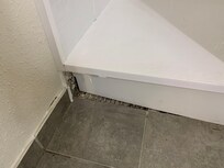 La barre de seuil de la douche pourrait être remise en état.