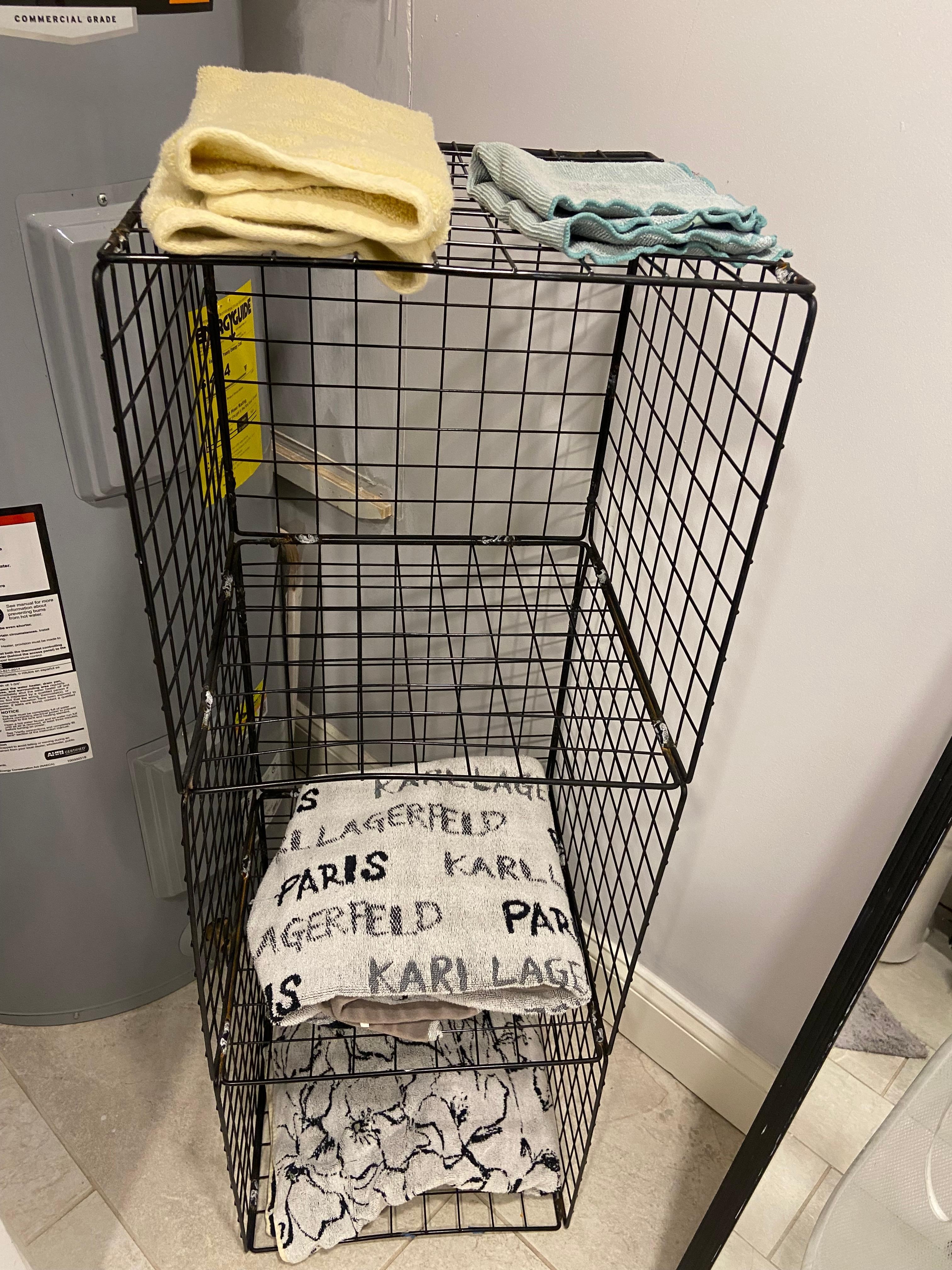 These were some of the towels provided. The bath towels on the bottom shelf  had long white hairs on them -_-.
