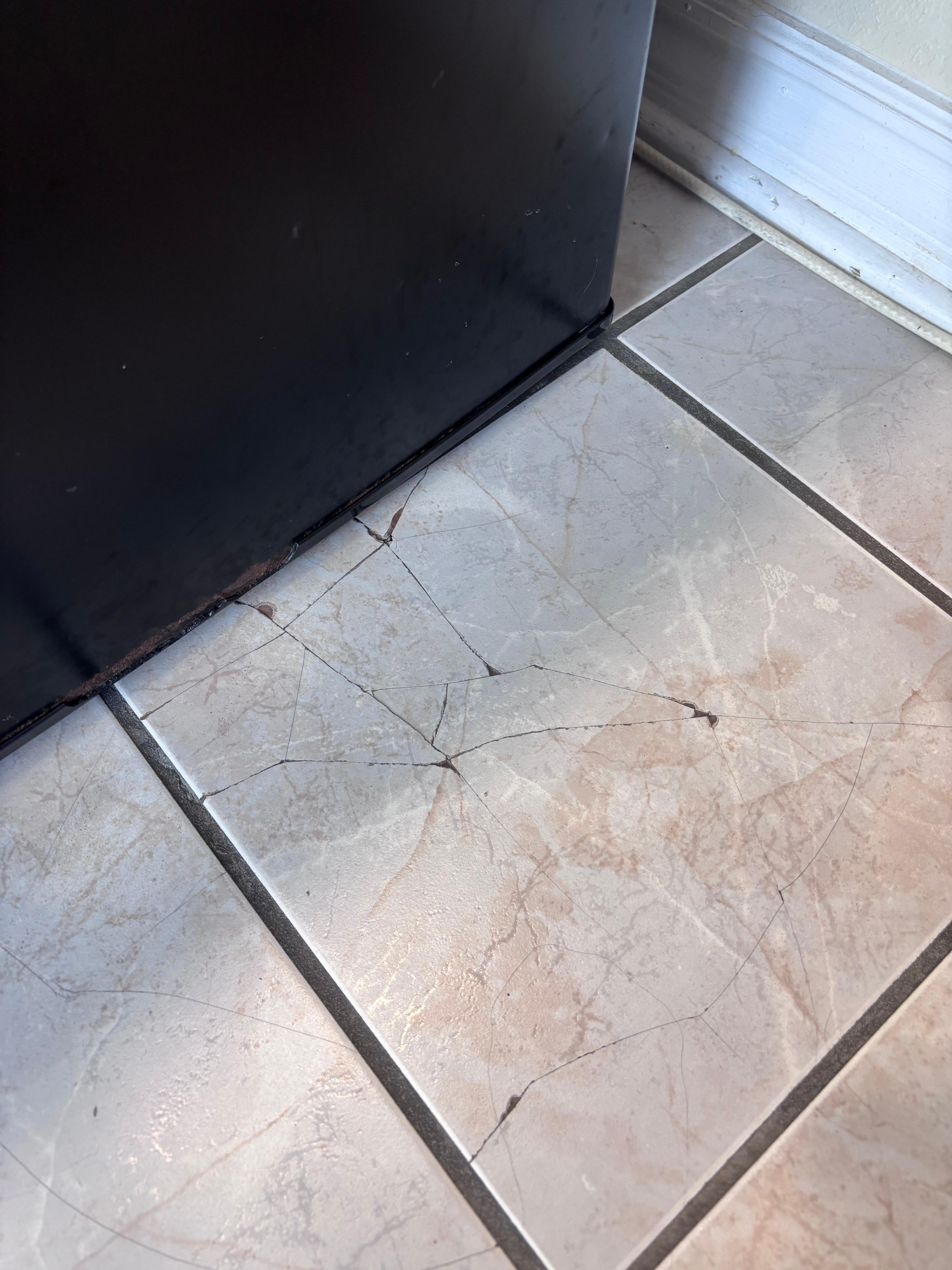 Big tile cracks in the kitchenette