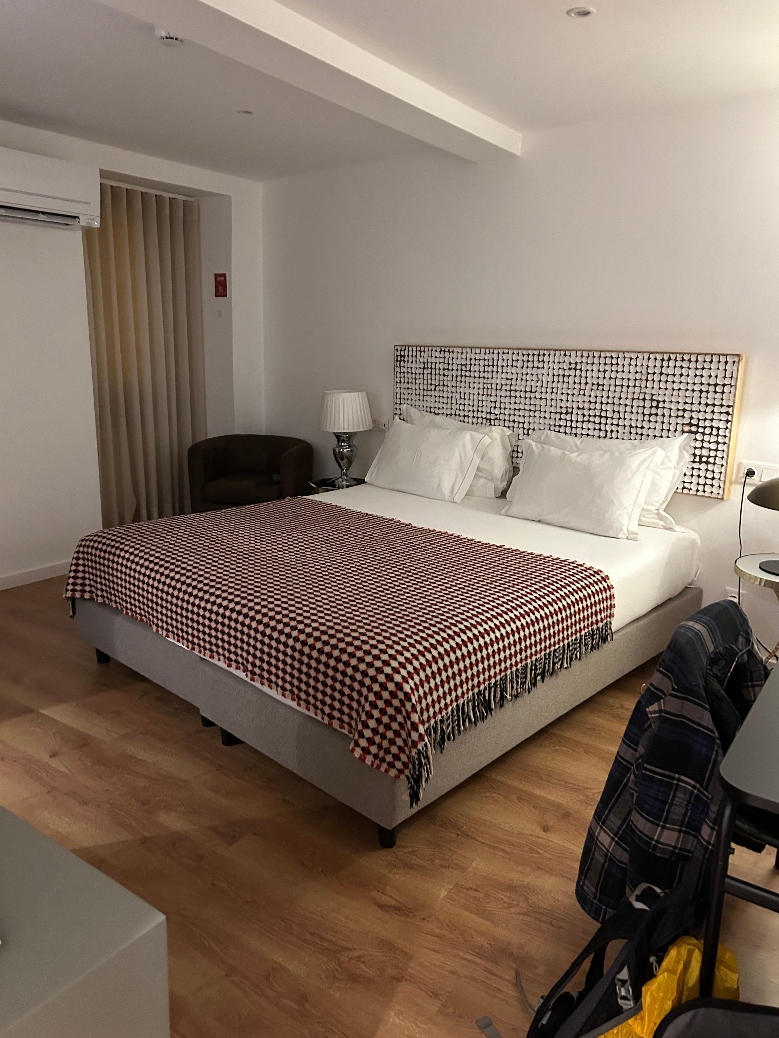 Bett bequem und groß. Fernseher, Schrank, Tisch, Wasserkocher für Tee, alles vorhanden. Kaffee jeglicher Art gibt es bis abends im Empfangsraum 