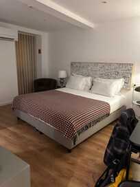 Bett bequem und groß. Fernseher, Schrank, Tisch, Wasserkocher für Tee, alles vorhanden. Kaffee jeglicher Art gibt es bis abends im Empfangsraum