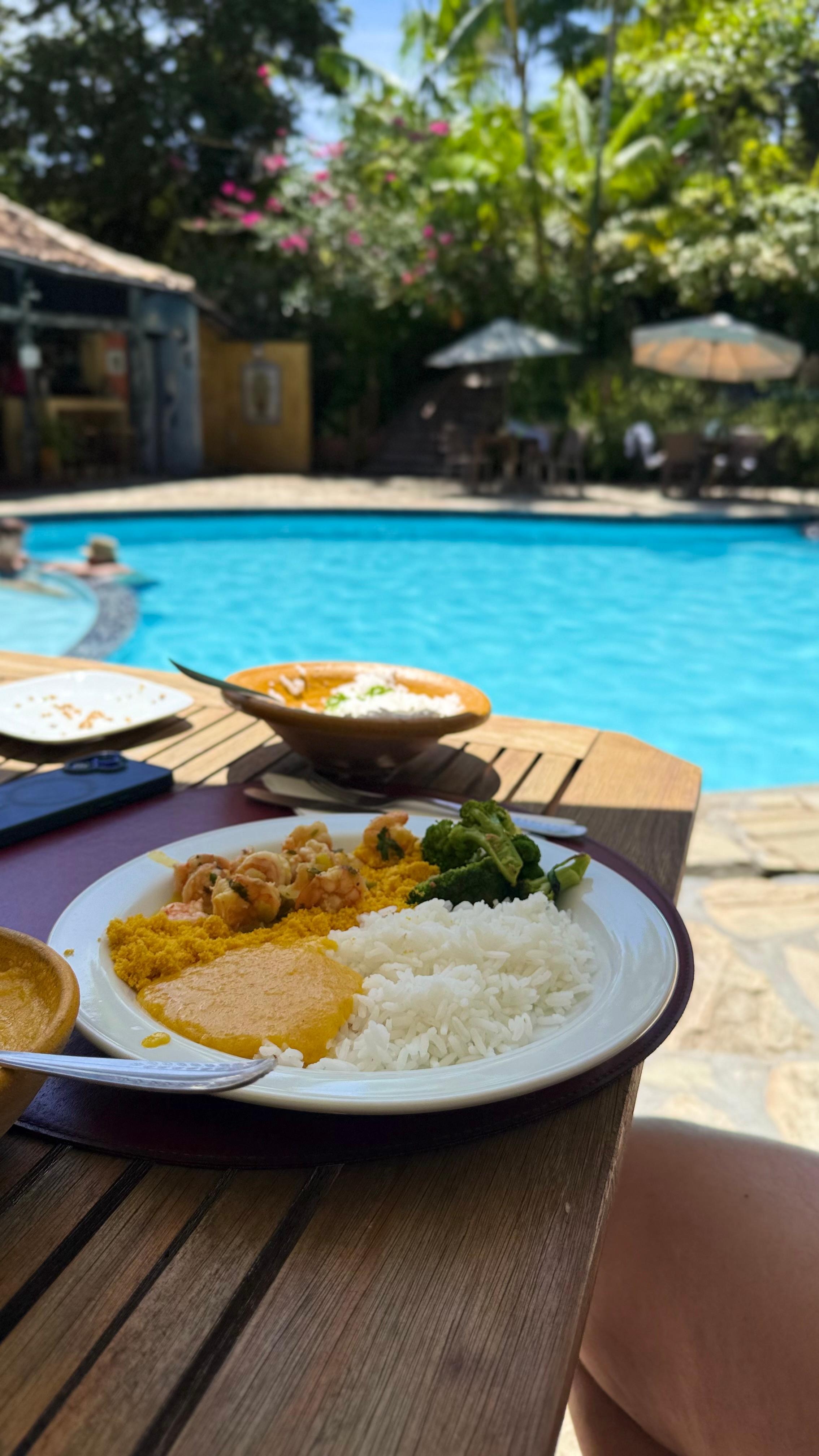 Moqueca do restaurante, muito saborosa e Camarões graudos