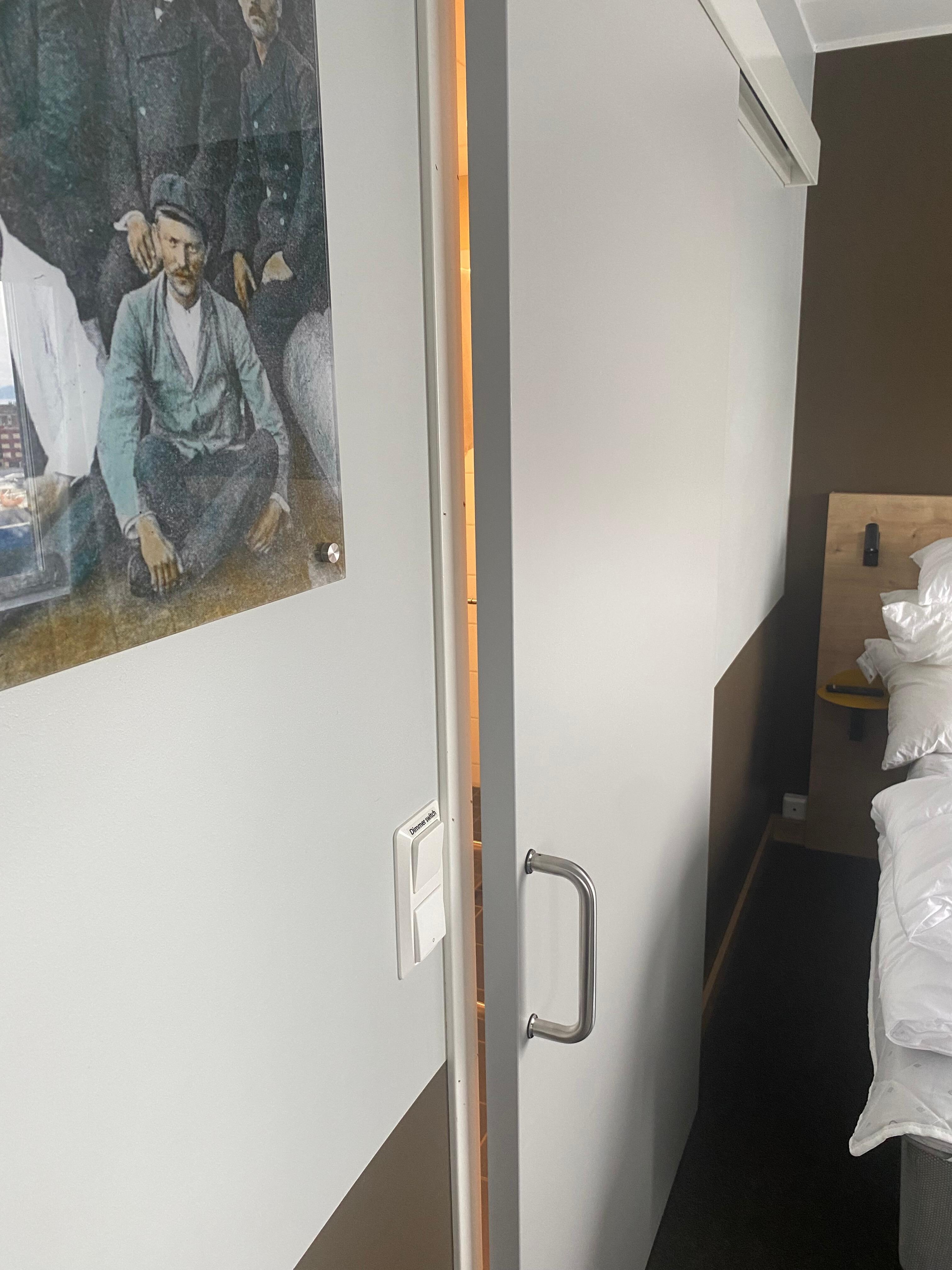 Porte salle de bain qui en ferme pas bien