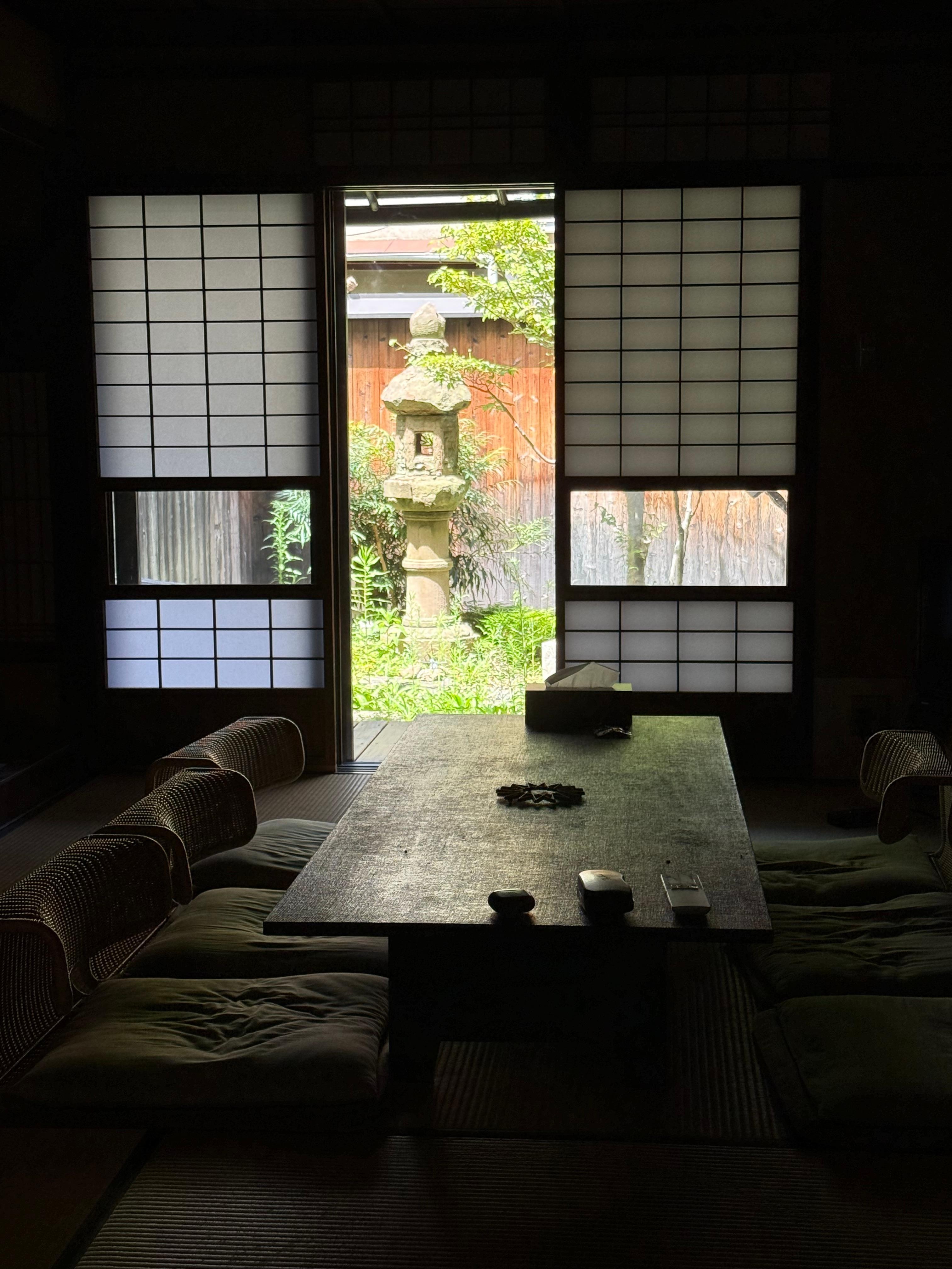 Salle à manger avec vue sur le jardin intérieur 