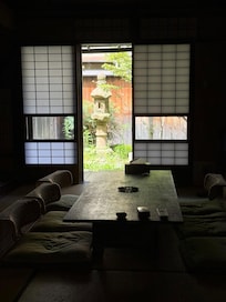 Salle à manger avec vue sur le jardin intérieur