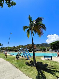 Hotellets närområde med lagun.