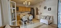 Lounge/Dining area