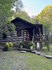 Welcoming cozy cabin!