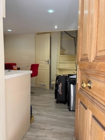 Ground level kitchen with washing machine under kitchen bench