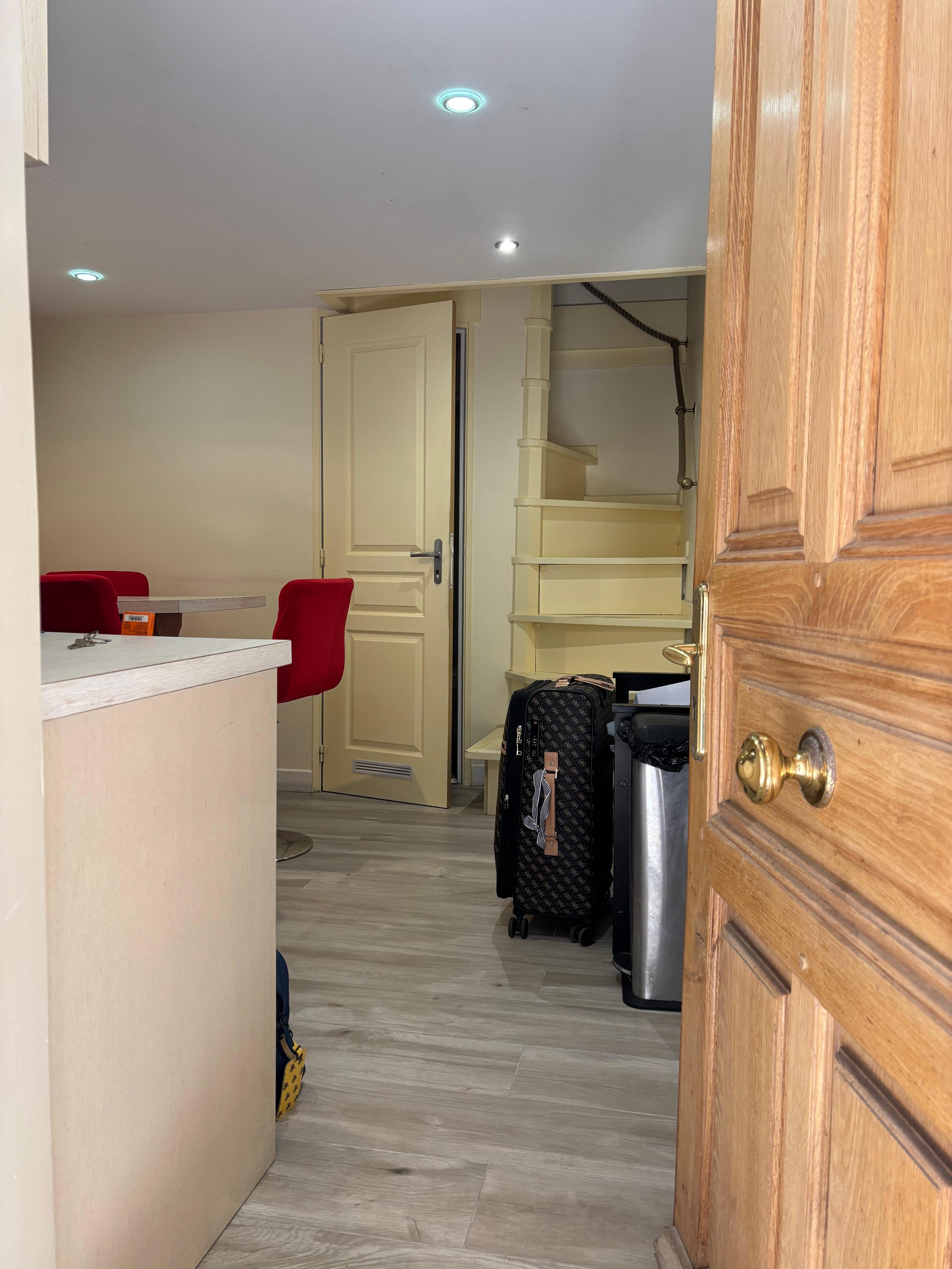 Ground level kitchen with washing machine under kitchen bench 