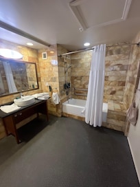 Large bathroom with all liquids included. Shampoo, Cream Rinse, shower gel and Lotion.