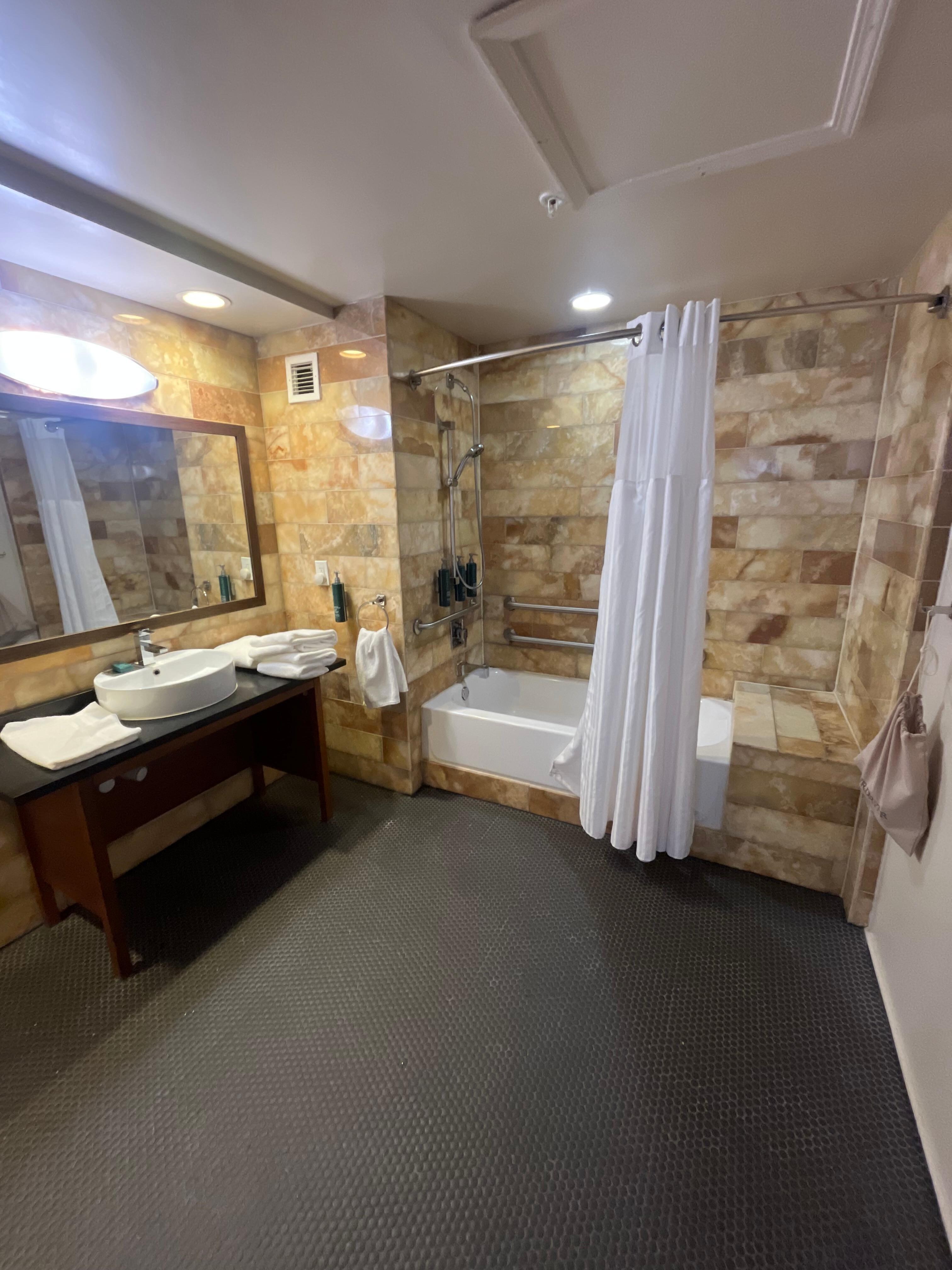 Large bathroom with all liquids included. Shampoo, Cream Rinse, shower gel and Lotion. 