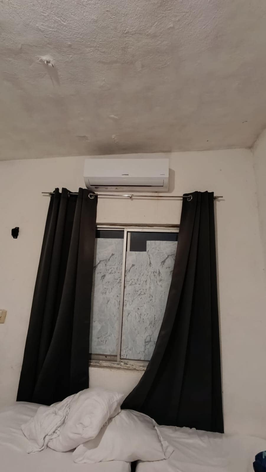 Ventanas con un papel pegado