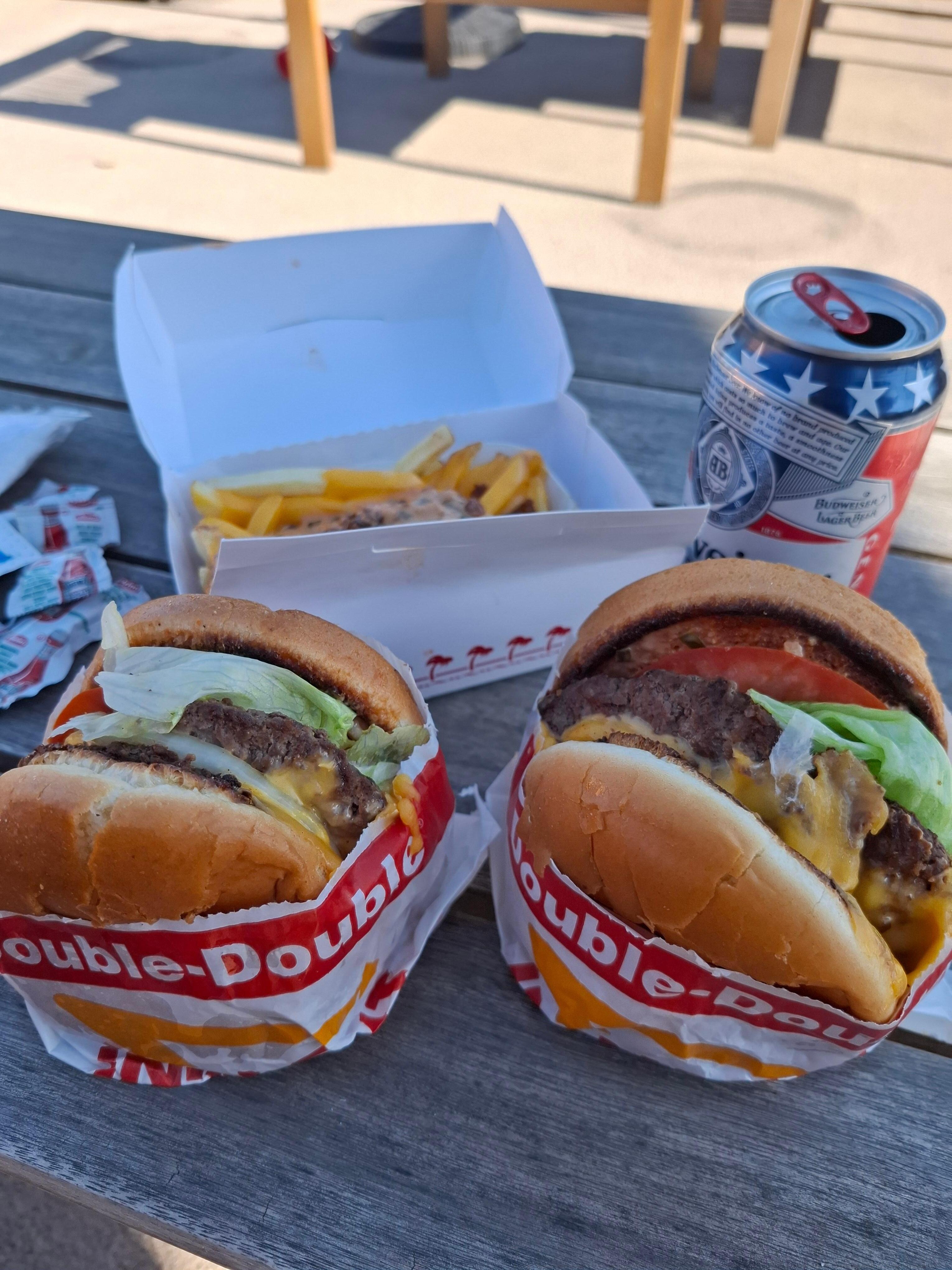 テラスでバーガー