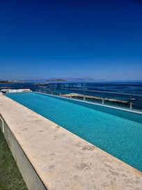 Roof top pool