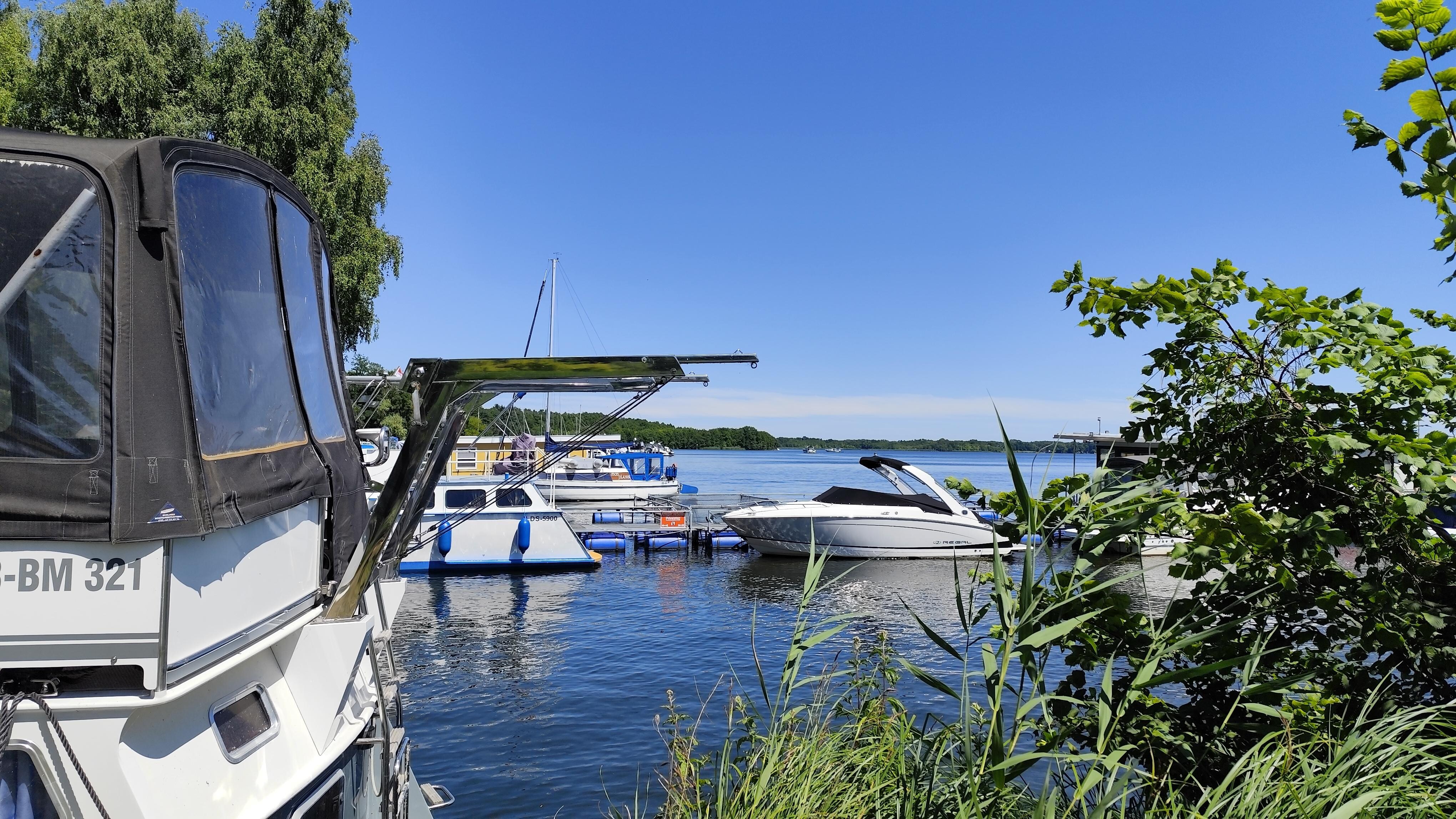 Blossin am Wolziger See, Marina mit Gaststätte zur Fischerhütte - hier kann man auch schön speisen im Freien 