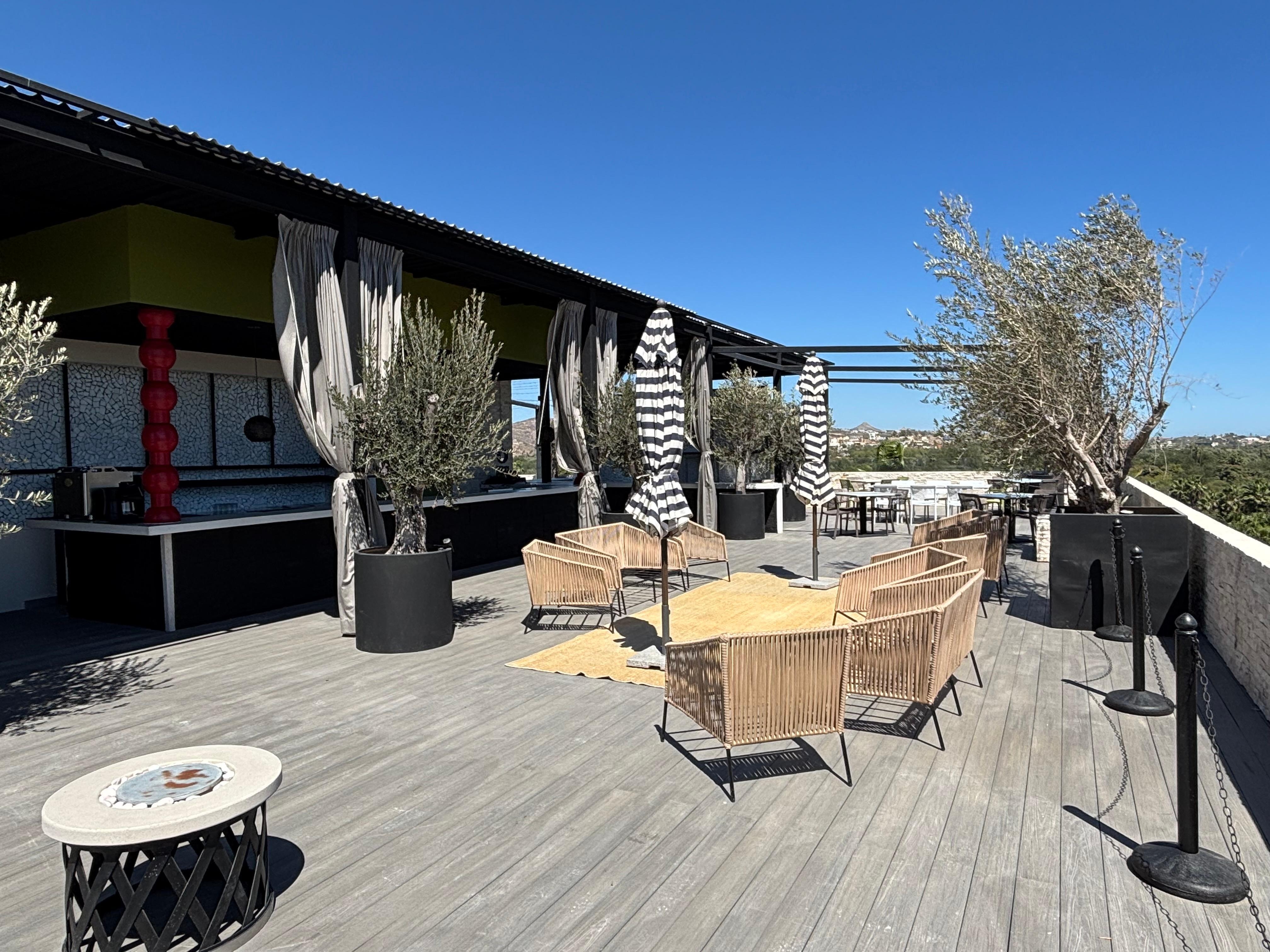 Rooftop restaurant/bat