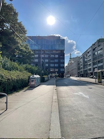Blick von der Kreuzung zum Hotel