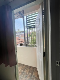 Con un pequeño balcon