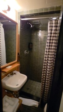 Bathroom, Queen Bed (937)