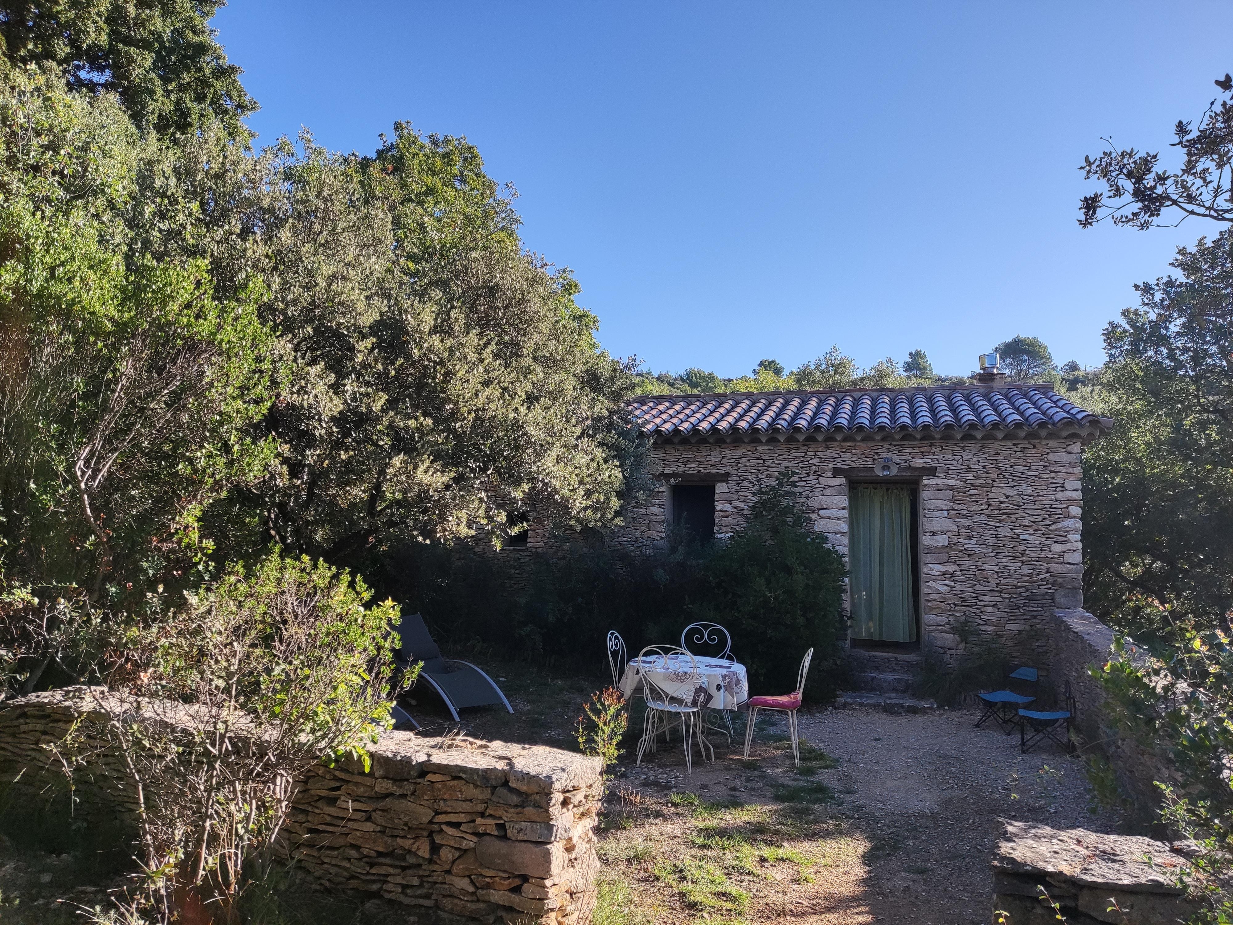Une des terrasses et la façade, lorsque l'on arrive.
