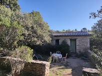 Une des terrasses et la façade, lorsque l'on arrive.